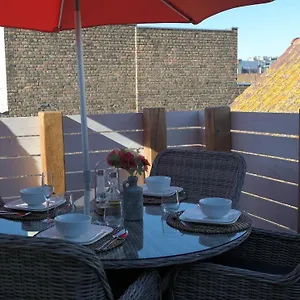 The Rooftop - A Trendy New With Airconditioning, Large Terrace & Free Parking Appartement Oostende